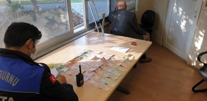 stanbul Zeytinburnu'nda zabta ekiplerince yakalanan dilencinin zerinde bir araba anahtar ile 125 euro, 300 dolar ve 3 bin 345 TL bulundu.