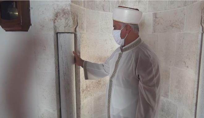 Deprem terazisi olma zelliiyle Hatay&#8217;da ilk ve tek olan Mahremiye Camii, yerli ve yabanc ziyaretiler tarafndan da youn ilgi gryor.