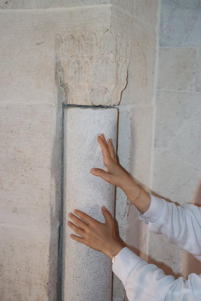 te yandan tarihi camiyi ziyaret edenler, deprem terazilerini hayranlkla inceliyor.