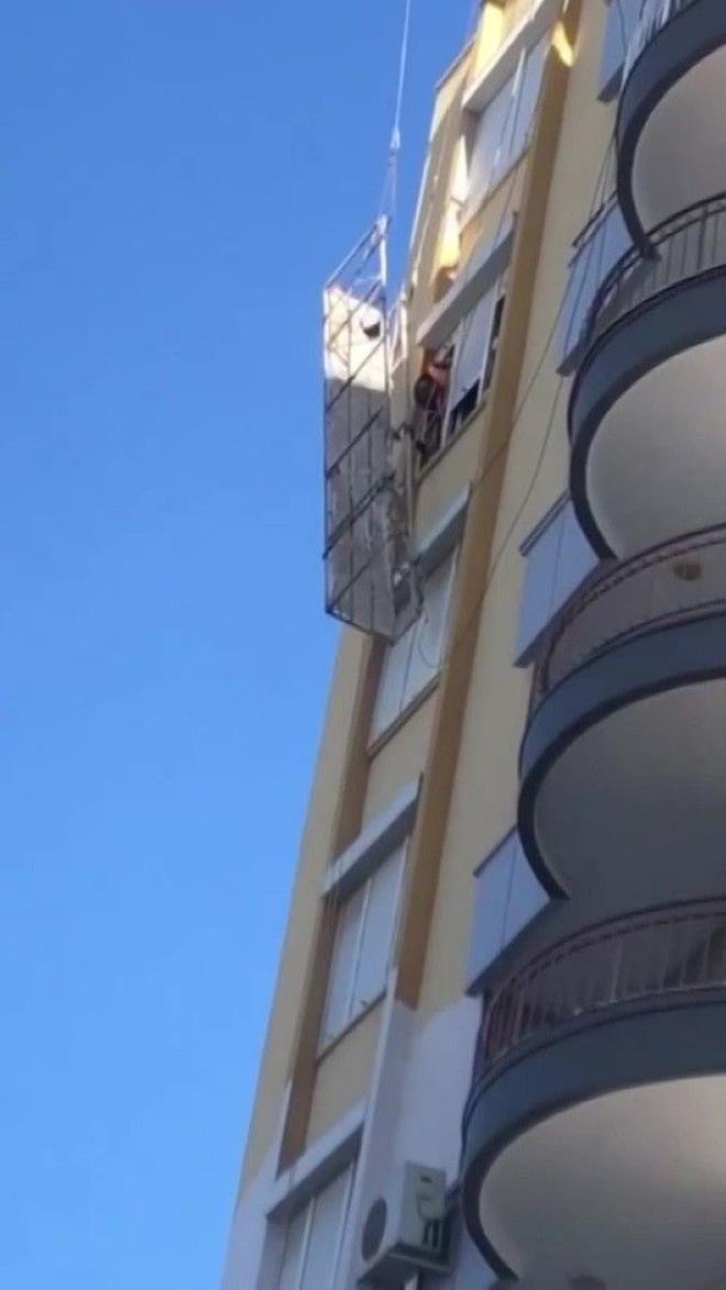 Binan�n d�� cephesinde boya yapan Zafer C�c�k ve Zeki T�rk, iskele motorlar�ndan birinin ar�zalanmas� sonucu 8'inci katta mahsur kald�. �skelenin bir y�n� a�a�� do�ru d��erken iki i��i, "�mdat, fi�i �ekin" diye ba��rarak yard�m istedi.