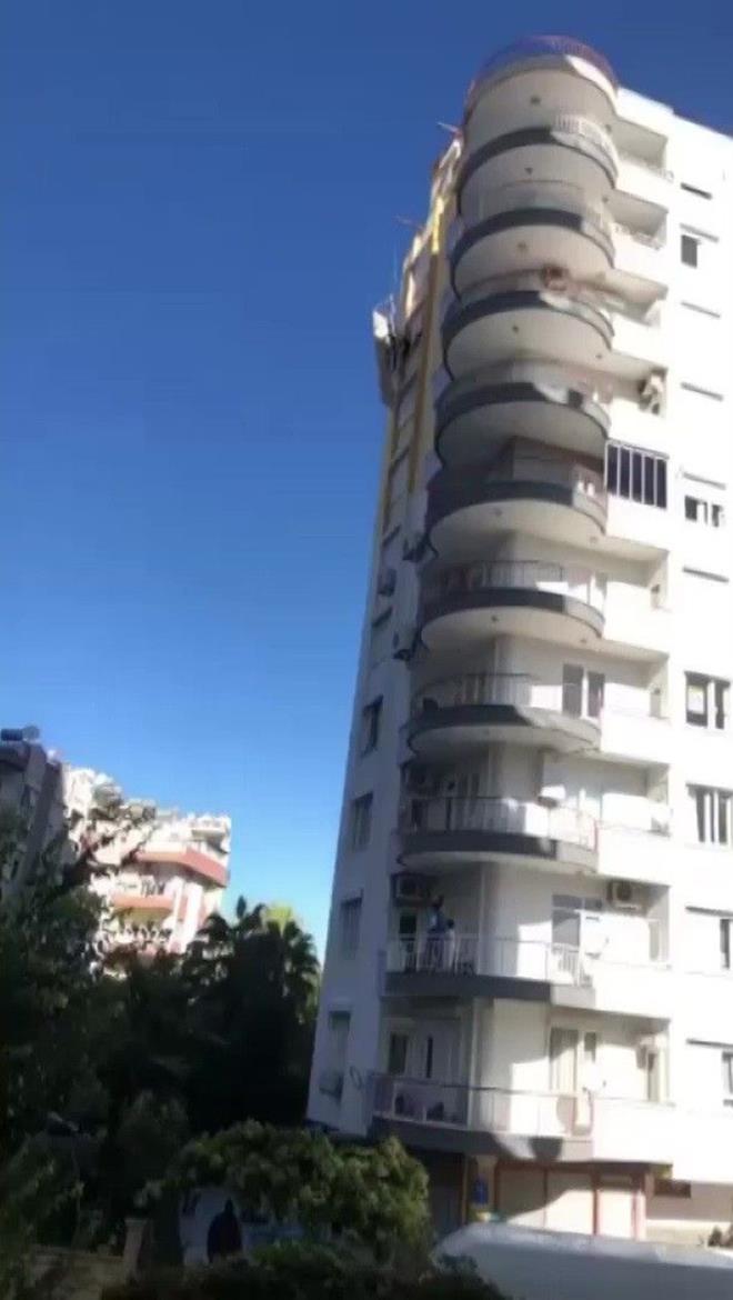 Olay d�n ��le saatlerinde Konyaalt� il�esi ��retmenevleri Mahallesi 905. Sokak’taki 10 katl� bir binada meydana geldi.