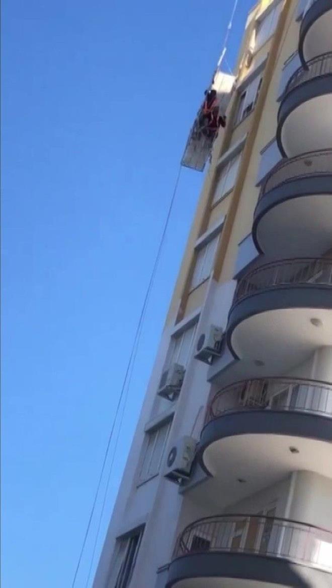 Antalya'da motorun bozulmas� sonucu 8'inci katta iskelede mahsur kalan iki boya ustas�n�n mahsur kalma ve kurtar�lma anlar� bir vatanda��n cep telefonu kameras�na yans�d�.