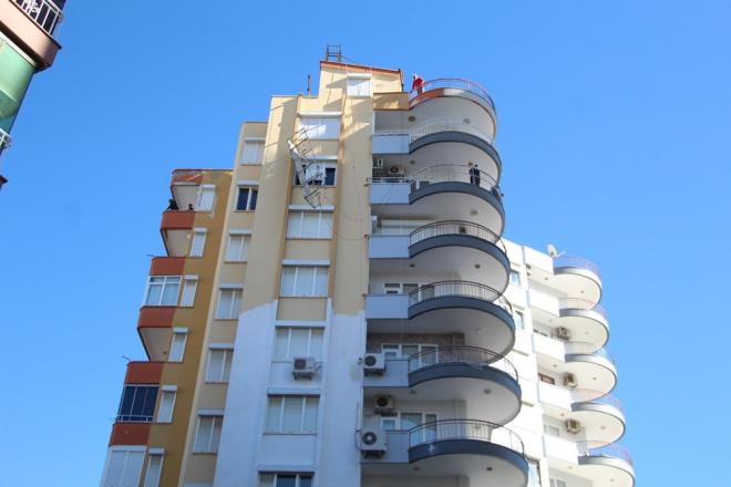 �mer Kodak isimli vatanda� di�er motorun fi�ini �ekti ve kom�ular�n�n yard�m�yla iki i��iyi pencereden eve ald�.