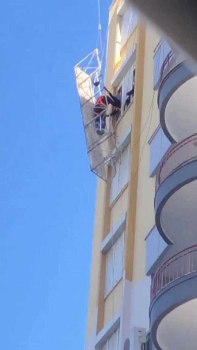 Sesleri duyanlar durumu 112 Acil �a�r� Merkezi'ne bildirdi. �hbar �zerine b�lgeye itfaiye ve polis ekipleri sevk edilirken, emniyet kemerleri tak�l� iki i��i iskelede korku dolu anlar ya�ad�.