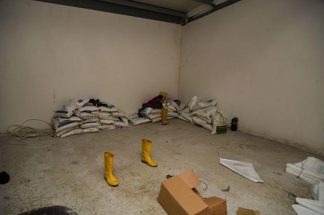 letmede insan tketimine uygun olmayan ve onaysz olarak retildii tespit edilen yaklak 3 ton st rn ve muhtelif hammaddeler kontrol grevlileri eliinde belediyeye ait p aracna dklerek imha edildi.