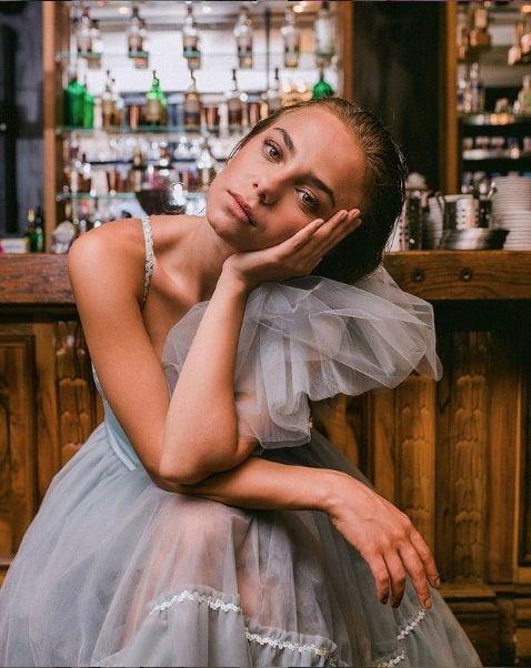 Bahar ahin: Bahar ahin, 1997 ylnda Ankara'da dodu. Aslen Artvinlidir. 12 yandayken stanbul'a yerleti, eitim ve retim hayatna burada devam etti.       Okul yllarnda tiyatro ekibinde yer ald.