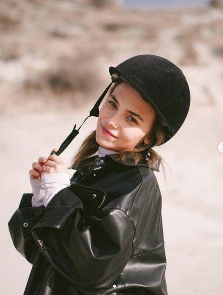 Akar "yi Aile Babas" dizisinde de tpk Gvercin projesinde olduu gibi Berke sdiken ile partner olacak. te yandan dizide senarist deiiklii de yapld. Hakan Algl'n ynettii dizinin senaristi Tayfun Gneyer'in yerine Seluk Aydemir'le anlald.