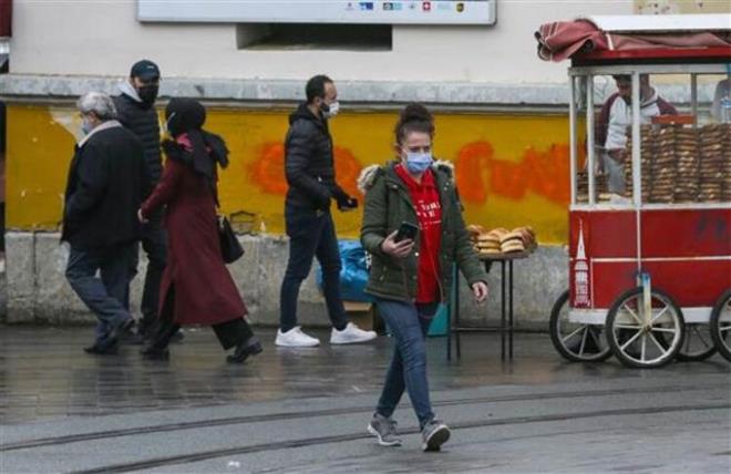Polis denetimlerini srdrrken, maske takmayan ve sigara ienlerin ounun yabanc turist olmas ise dikkat ekti.