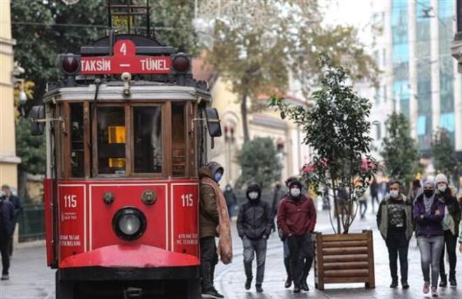 te stiklal Caddesi'nden koronavirsn nasl yayldn ortaya koyan insan manzaralar...