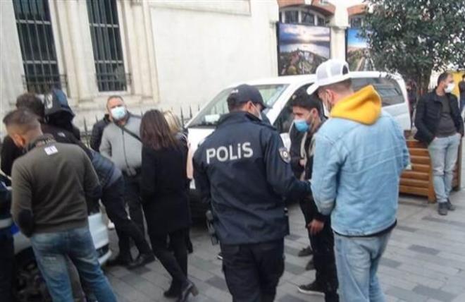 stiklal Caddesi'nde maskesiz yrrken polis tarafndan durdurulan gen, "Ben maske almaya gidiyorum" diyerek cezadan kurtulmaya alt.