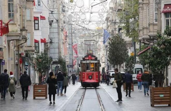 Lokanta, bfe ve kafelerde oturarak yemek yeme kstlamas nedeniyle de bfelerin nnde kuyruklar olutu. ou kii yemeklerini bfe nlerinde yedi.