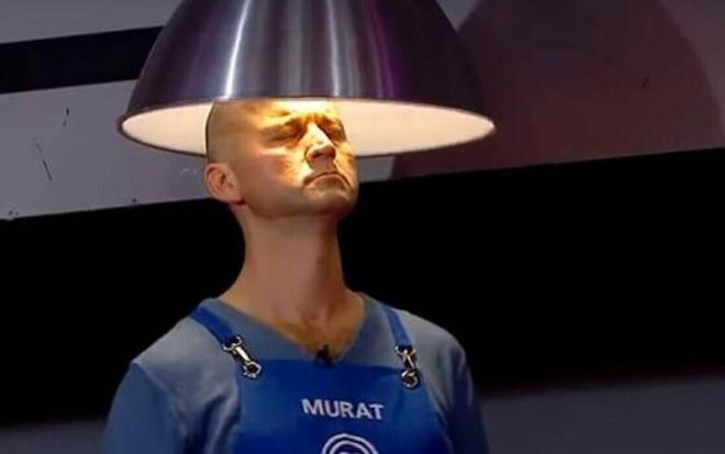 Masterchef Trkiye'de daha nce eine sadece bir kez rastlanan bir diskalifiye olay gerekleti. 2018 sezonunda da Masterchef Murat zdemir, Acun Ilcal tarafndan yarmadan kovulmutu. Murat zdemir o dnem sosyal medya hesabndan Acun Ilcal'ya ar hakaretler etmi ve devamnda da bir ok skandalla gndeme gelmiti. Psikolojik sorunlar olan Murat'n diskalifiyesinden bu yana ilk kez Acun Ilcal ilk kez bir yarmacya kapy gsterdi. stelik de son 8'e kald haftada bunu yapt. Acun Ilcal'nn geen hafta kovduu Uur Ylmaz Masterchef'e bu hafta veda etti.