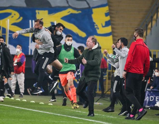 Beikta o mata son dakikada Koray Avc'nn golyle 4-3 kazanrken, u anda Beikta'n banda olan Sergen Yaln ve yardmcs Murat ahin, 15 yl nceki karlamada kadroda olan isimlerdi.