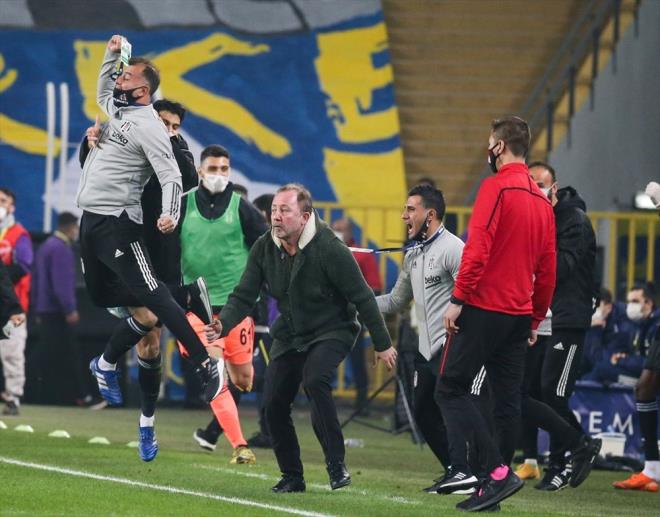 Beikta'n banda 2. Fenerbahe derbisine kan ve bu malarn ikisini de kazanan Sergen Yaln, rakibine puan kaptrmad.