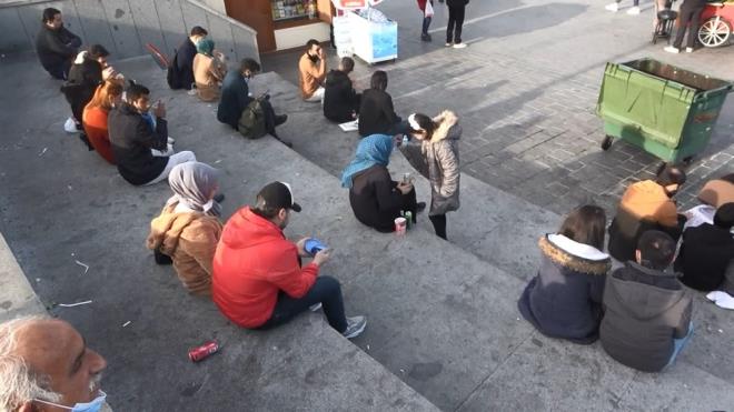 ileri Bakanl&#8217;nn yaymlad genelgede tm restoran ve lokantalarda mterilere servis ile hizmet vermeleri yasaklanrken, Eminn&#8217;ndeki sandallardan balk ekmek alan birok kii ise, hemen oradaki taburelerde, yaya geidindeki merdivenlere oturarak karnlarn doyurdu. Bu srada da, sosyal mesafenin uygulanmad gze arpt.