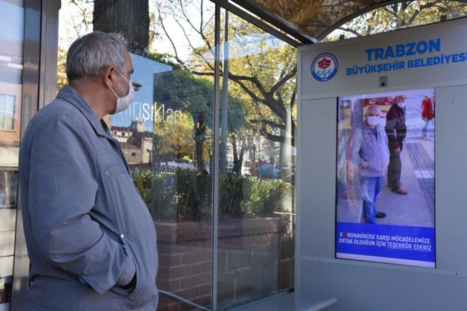 Trabzon Bykehir Belediyesi, ehirdeki baz otobs duraklarna yerletirdii dijital ekranlar, duraa gelen yolcularn kamera ile grntsn yanstyor.