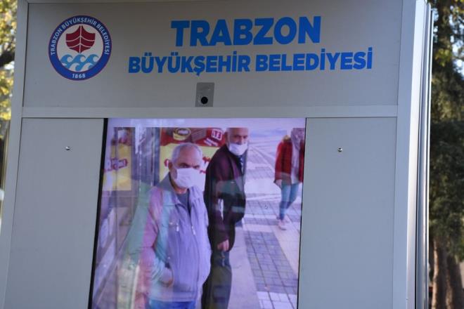 ''MASKE KONUSUNDA DUYARLILII ARTIRMAK STEDK"  <br>  zellikle maske konusunda duyarll artrmay hedeflediklerini ifade eden Zorluolu, "Birok konuda ekonomik tedbirler aldk. Son olarak yapay zeka tabanl dijital ekranlarmz da bu anlamda ok etkili bir uygulama oldu. Corona virsn yeniden etkisini artrd ve yeni tedbirlerin alnd bugnlerde, vatandamzn maske konusunda duyarlln artrmak amacyla byle bir alma yrttk. Corona virs salgn ile mcadele noktasnda sayn Cumhurbakanmzn izdii ereve ierisinde tm gcmzle almaya devam edeceiz" deerlendirmesinde bulundu.