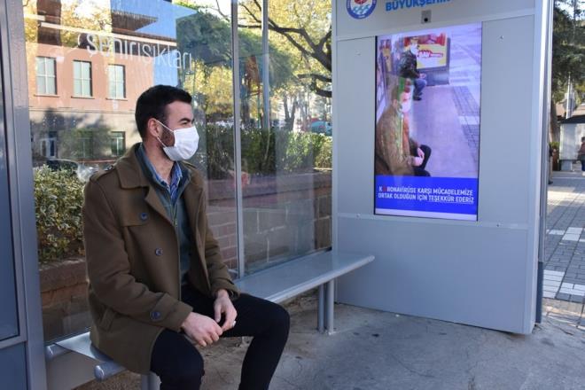 Trabzon Bykehir Belediye Bakan Murat Zorluolu, yapt yazl aklamada, corona virs salgnnn lkede grld gnden itibaren her alanda youn alma yaptklarna iaret ederek, maske, mesafe ve hijyene dikkat edilmesi noktasnda ok sayda bilinlendirme faaliyeti dzenlediklerini vurgulad.