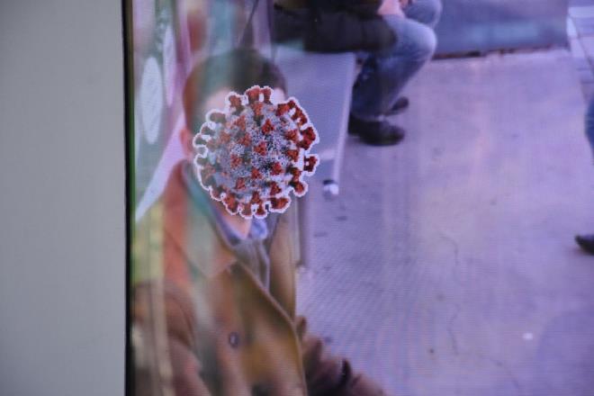 Maskesi olmayanlarn yzlerini corona virse eviren yapay zeka tabanl ekranlar, uyararak maske takmaya tevik ediyor.