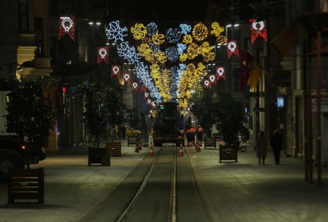 Saat 15.40'ta balayan toplantda Covid-19 mcadelede yeni kstlama kararlar alnd.    Bilim Kurulu tarafndan yeni yasaklara ilikin tavsiyeler yapmt.    <br>te alnan yeni kararlarn ayrntlar...