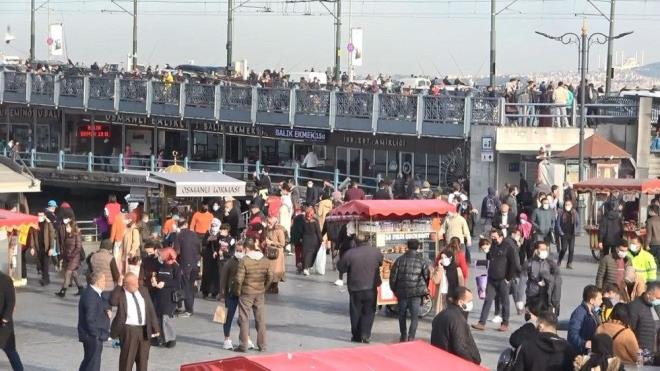 12- Kalabalk caddelere, meydanlara girebilecek kii says yine Umumi Hfzsshha Kurullar kararyla snrlanabilecek.  <br>  13- Hamam, sauna, masaj salonu, yzme havuzu, lunapark gibi yerler faaliyetlerine ara verecek.  <br>  14- Umumi Hfzsshha Kurullarnn belirleyecei zorunlu hizmetler dndaki kamu kurulularnn mesai saatleri 10.00 ile 16.00 aras olarak uygulanabilecek.  <br>  15- 50 kiiden fazla alan olan i yerlerinde i yeri hekiminin gzetiminde mevcut i sal ve gvenlii uzman veya belirlenen bir personel tarafndan salgn tedbirlerinin uygulamas sk bir ekilde denetlenecek.