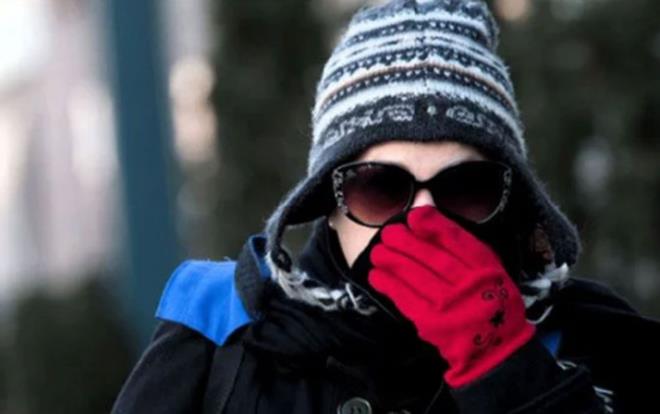 Bu geceden itibaren yurdun kuzeybatsnda ciddi scaklk d bekleniyor. stanbul ve evresi yarn k iyiden iyiye hissedecek. Hafta ortasndan sonra ise yal hava yurdu terk edecek ve scaklklar mevsim normallerine dnecek.