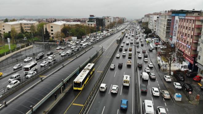 Bugn corona virs nlemleri kapsamnda hafta ii sokaa kma yasann uygulanaca ilk gn. Saat 21.00'de balayacak kstlama ncesinde trafik younluu balad. Saat 17.00 itibariyle BB haritasnda trafik younluu yzde 56'y gsteriyor.