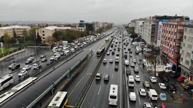 E-5 Avclar mevkiinde trafik younluu havadan grntlendi. Yine Avclar&#8217;da metrobs duraklarnda hareketlilik olutuu da grld. Mesai bitimi ile birlikte trafik younluunun artmas bekleniyor.