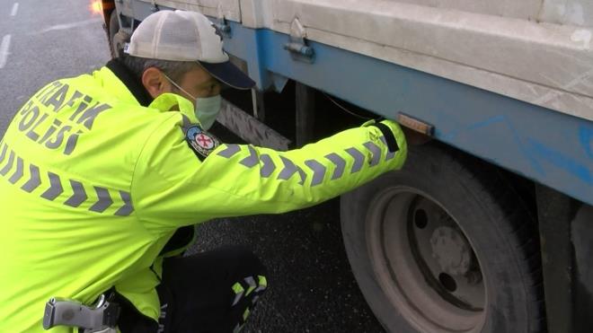 Dzce'de de D-100 karayolu zerinde ticari aralarda 'k lastii' denetimi yapt. Tek tek durdurulan ticari aralarn lastikleri ekipler tarafndan kontrol edildi.