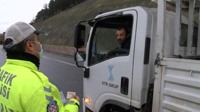 Lastik derinlik lme kumpas ile yaplan lmlerde lastik derinlii 1.6 milimetrenin altnda kalan ara srclerine 776 lira idari para cezas kesildi.