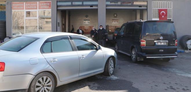 K lastiinin karda, buzda, slak zeminde ve gizli buzlanmaya kar her trl olumsuz koulda kullanldn kaydeden okun, "Bir Aralk'ta balayacak olan k lastii uygulamasna halkmz duyarl. Erzurum'a erkenden kar yad iin buradaki vatandalar daha nce lastik deiimi yapt. Kar yamad iin bekleyenler ise 1 Aralk mecburiyeti balad iin baya bir kalabalk oldu. Biz elimizden geleni yapyoruz. Bazen skklk oluyor. Aracn drt lastiini deiim ve balans 20 dakikay buluyor. Bunun karlnda 80 lira cret alyoruz. Deitii lastii burada brakmak isteyen ise 50 lira ek bir cret dyor" diye konutu.