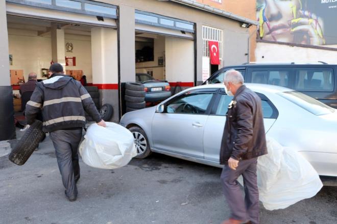 Kar lastii olmayan ticari aralara 715 lira ceza uyguland. Srclerin byk blm yaplan uygulamadan memnun olduklarn, k lastiklerini taktklarn syledi.