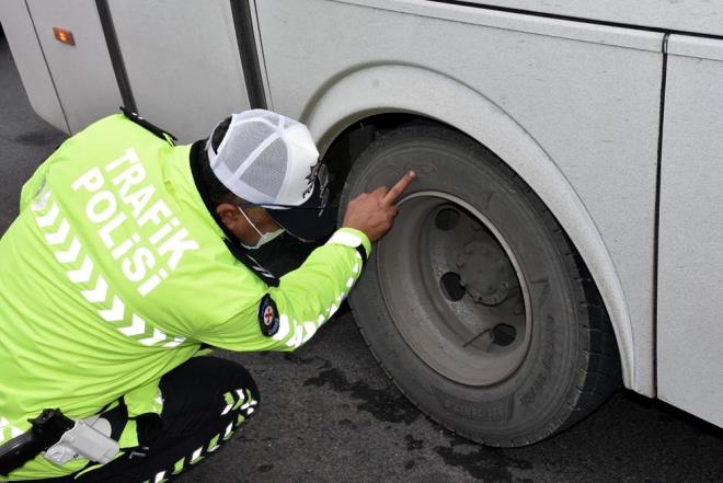 l Emniyet Mdrlne Trafik ube Mdrl ekipleri, TOK kavanda aralar tek tek durdurup, kontrol ettikleri lastiklerde lm yapt.