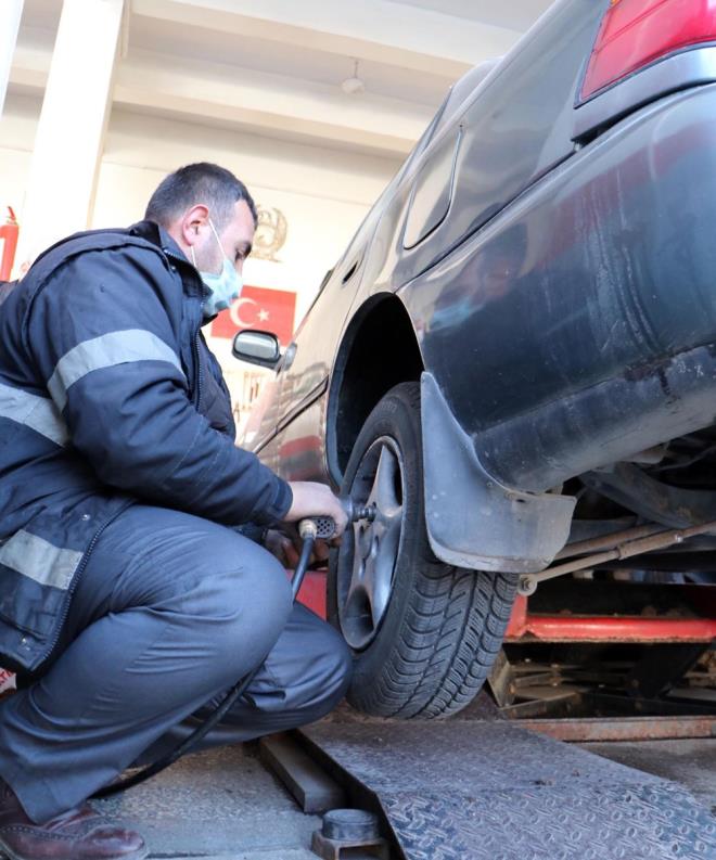 Erzurum'da da ara lastiini deitirmek isteyen srcler younluk olutururken, kentteki i yeri sahipleri, personel saysn artrd.