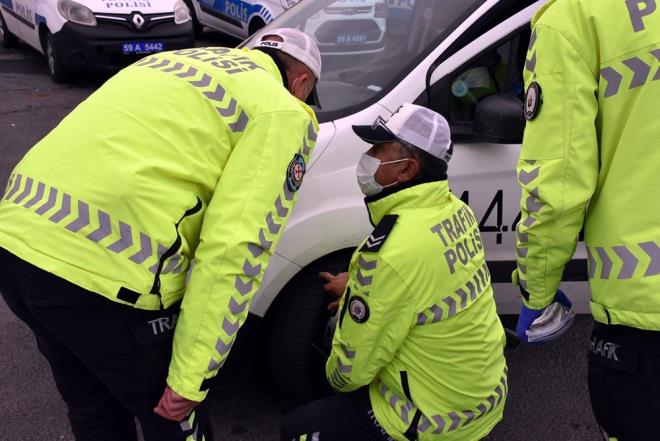 Tek tek durdurulan aralarn lastikleri ekipler tarafndan kontrol edildi.