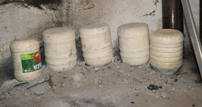 "BU PEYNRN SON KULLANMA TARH YOK"  Kp peynir yapan kadnlardan Necmiye Yazc, &#8220;Bu peyniri yapmaya ilkbaharda balyoruz. Yapm aamas baya bir uzun sryor. 3 ya da 6 ay olgunlatktan sonra tketiyoruz. Bu peynirin en byk zellii uzun mrl olmas. Yazn bidonlara basyoruz kn yiyoruz. Srekli kum ya da klde beklemesi, serin yerde durmas, seviliyor olmas da zelliklerinin arasnda. Kaymakla st ayryoruz. Yavan olursa yavan yapyoruz yavan peynir daha ok tercih ediliyor kp peynirde. Yal olursa yal peynirle yapyoruz. Uzun mrl olduu iin insanlar daha ok tercih ediyor"