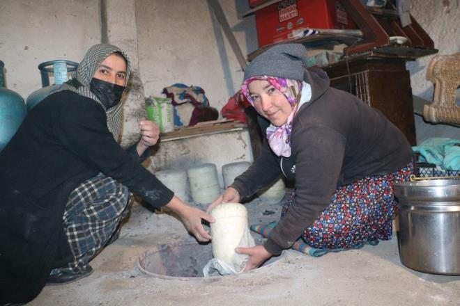 Sivas&#8217;ta kent merkezine 64 kilometre uzaklkta bulunan Gney kynde vatandalar asrlardr sren kuma kp peynir gmme geleneini devam ettiriyor.