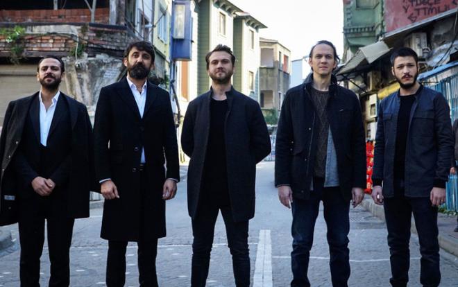 Show TV ekranlarnn fenomen dizisi ukur'un son blmnde Selim Kooval'nn sahnesi damga vurdu. Selim, bir trk barda saz alarken tant ve yardm ettii Cemil'in ihanetine urad.