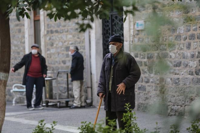 Batan yaknlaryla grme konusuna kstlama getirmitik. Ne bizim sakinlerimiz darya kabiliyordu, ne dardan ieriye alyorduk. Havalarn snmasyla bahedeki ardak alanlarnda 15 dakikay gemeyecek ekilde ve en az 2 metrelik mesafeyi koruyacak ekilde maskeli olarak grmelerine imkan tandk. Bu iki taraf da ok rahatlatt"