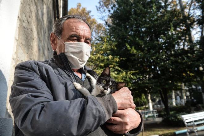 Kimisi yry yapyor, kimisi ise hasta bakcs ile birlikte tekerlekli sandalyesinde gezinti yapyor. Maske ve mesafe kuralna uygun olarak bahe keyfi yapan sakinler, yemeklerini ise odalarnda tketiyor. Yaknlar ile grmek isteyenler ise telefonla sesli ya da grntl arama yapyor.