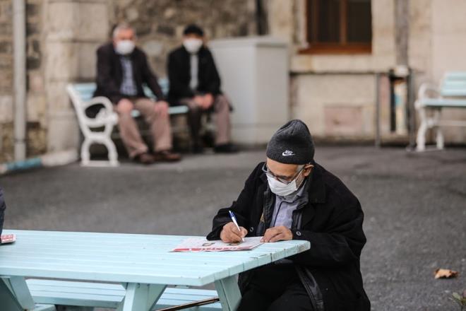 "GAZETE VE KTAP OKUMA N TEDARK SALIYORUZ"<br>    Gazete ve kitap okuma iin tedarik salyoruz ya da bahede yapmak istedikleri bir ey olursa bunlara sosyal mesafeyi koruyarak msaade ediyoruz. eride sklmalarn olduka engellemi olduk. Ama biz baheyi de belli saatlerde belli birimlerin kullanmna msaade ederek en azndan daireler, birimler arasnda temasnda nne gemi olduk. Belli saatlerde belli daireler baheyi kullanyor.