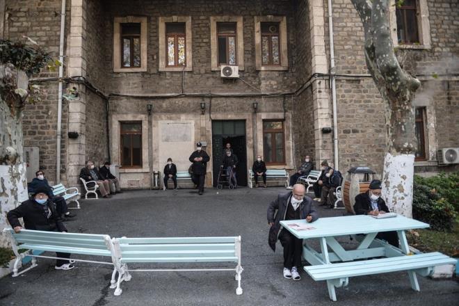 Sakinlerin gnlk ihtiyalarn karlamalar iinde almalar yaplm. Darlaceze'nin iinde bulunan kantinde, gnlk ihtiyalara ynelik rnler piyasann altnda fiyatlara satlyor.