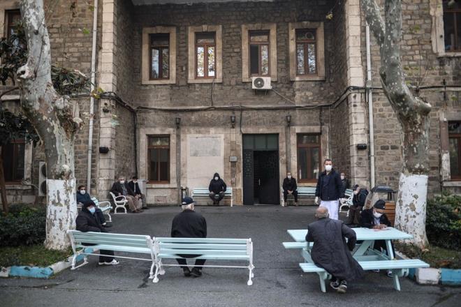 Tabii Darlaceze'yi merak ediyorlar. 'Acaba burada insanlar ne yapyor, nasl yayor, bir hapishane hayat gibi mi? 'u 30 bin metrekare alan iinde insanlar tavanlar 4 metre geni odalarda kalyor ve yayorlar. Burada 500 ksr insan kalyor, 400'n zerinde de alan var, bizim sadece 10'un zerinde doktorumuz var.