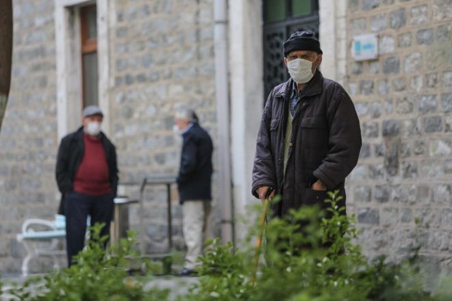 "U DURUMDA YAKINLARIMIZLA GREMYORUZ, SADECE TELEFONLA GREBLYORUZ"<br>    Darlaceze'ye ziyareti girileri 11 Mart'ta kapatld. Yaz dneminde, burada kalan sakinlerin yaknlarna 10-15 dakikalk srelerle, maske mesafe kuralna uygun ziyaret izni verildi. Ancak vaka saylarndaki artla birlikte bu uygulama kaldrld. Sakinler yaknlaryla telefonla grebiliyor.