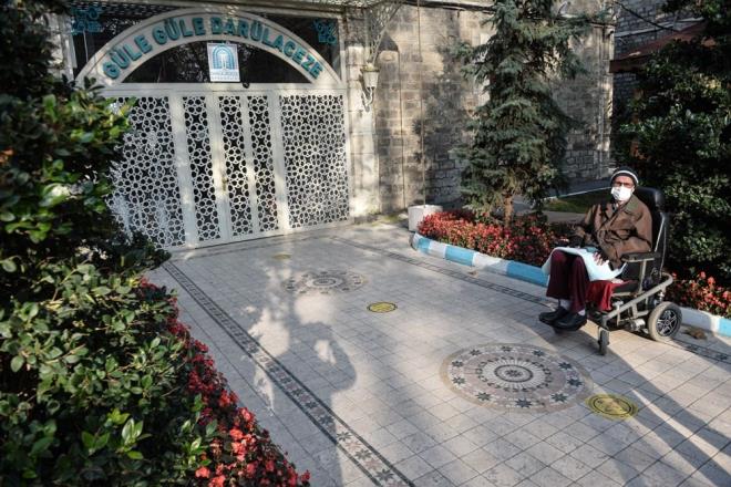 11 yldr Darlaceze'de kalan 51 yandaki Abbas amur ise, "Gnlerimiz ok gzel geiyor, ok dikkatli davranyoruz. Bakanmz olsun, memurlarmzdan Allah raz olsun, onlarn sayesinde gvence altndayz. u anda darya sadece hava almaya kyoruz, sonra tekrar odamza geiyoruz. Bahemiz ok gzel ama u anda corona virs olduu iin rahat dolaamyoruz. u durumda yaknlarmzla gremiyoruz, sadece telefonla grebiliyoruz" diye konutu.