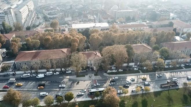 Her odada televizyon var, hepsinin telefonu var, sklma ihtimalleri yok. Burada tbbi kadromuz, hizmetli kadromuz canla bala alyorlar. Her hafta toplanan daimi bir heyetimiz var 18 kiilik. Eer bir ek tedbir alnmas gerekiyorsa alyoruz. Belki darda zel kreler kapatld ama burada kalan yatllarmz var, ocuklar var. Biz onlara burada kre imkann salyoruz yani personel krei. Memleketi ynetenlerin ald btn tedbirlere, btn kararlara biz riayet etmeye gayret ediyoruz"