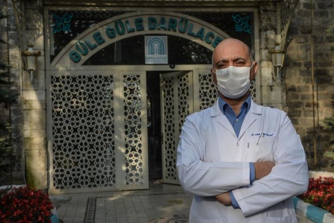 "8 ay akn zamandr bu pandemi srecinde biz ncelikle dardan gelen ziyaretilerin giriini kapattk, bizim sakinlerimizin de darya kmalarna engel olduk" diyen Darlaceze Bahekimi Dr. Ufuk Yurtsever de yle konutu:    "Sadece yaz dneminde ksa sreli rahatlama olduu dnemde ksa sreli ihtiyalar olduu iin banda hasta bakc ile beraber bir etkinlik dzenlemitik. u an onlar da kstladk. Toplu yaplan etkinliklerimizin hepsini iptal ettik, ancak bireysel etkinliklere msaade ediyoruz.