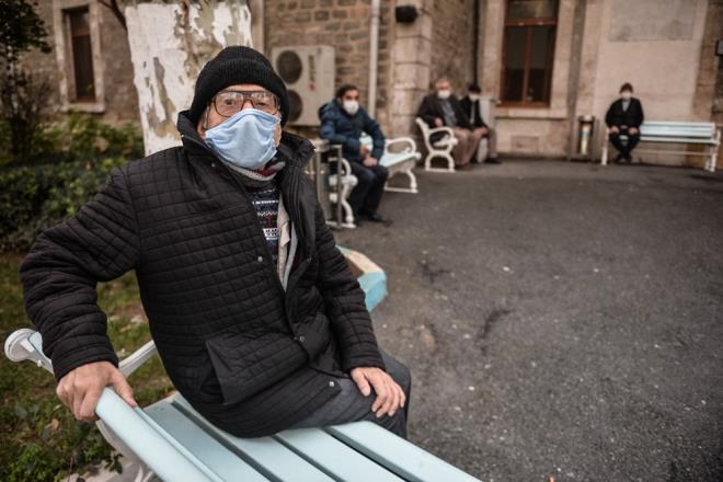 4 yldr Darlaceze'de yaayan 71 yandaki Hikmet Geyik, "Emniyetteyiz hamdolsun. Darlaceze'de btn tedbirler alnd, btn sakinlerimiz ok iyi durumda. Her zaman bakldmzn en st dzeyinde baklyoruz, tedbirler alnd. Herkes mesafeli, maskeli. Burada odamzdayz, yrylerimiz var, kk bir ormann ierisindeyiz. Ara sra ktmzda oturuyoruz ama mesafeli, arkadalarla deil. Odamzda oturuyoruz, televizyon seyrediyoruz, geiyor gnlerimiz. Hibir skntmz yok hamdolsun" dedi.