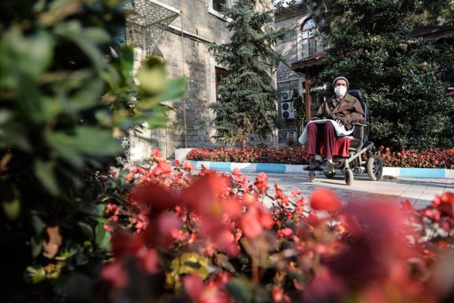 BAHENN KEYFN IKARIYORLAR <br>    Sakinler ise bu kapal dnemde gnlerini yeillikler iindeki bahede geiriyor. Her birim gnn belirli saatlerinde baheye kyor, yry yapp, kedilerle oynuyor, ak havada bulmaca zyorlar.