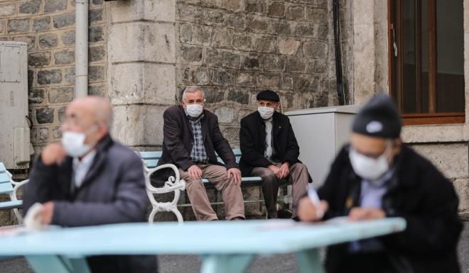 Burada her ne kadar dar kp her ne kadar her eyi nne koysanz da insanlar farkllk istiyor, deiiklik istiyor. Biz pazar onlarn ayana getirdik. Pazar yerine giderlerse o kalabalkta  virs bular. Ondan dolay biz belli bu ileri yapan kurulularla i birlii yaptk, kantinimizde onlarn pazarda bulaca rnleri getiriyoruz ve daha uygun fiyata onlara veriyoruz.